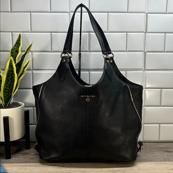 9679 Michael Kors Black Quilted Interior Bag - Picture 1 of 11